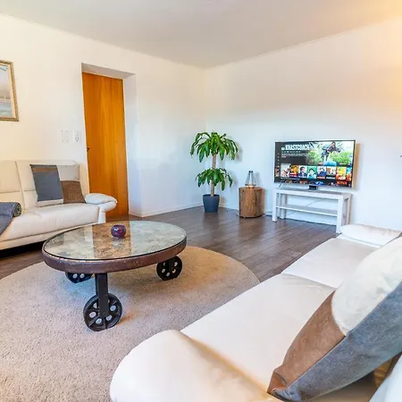 Charmantes Mit Grossem Garten .kids4free. Apartman